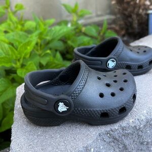 Black crocs